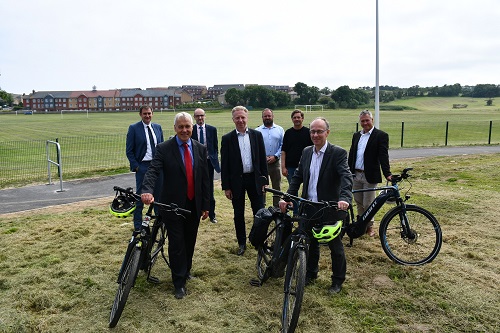 Ministers posing with bikes on the Pulrose cycle pathway